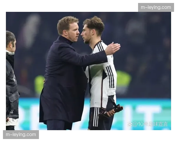 镜头捕捉：乌迪内斯vs莱切，两队主帅因一次界外球判罚在场边激烈争论