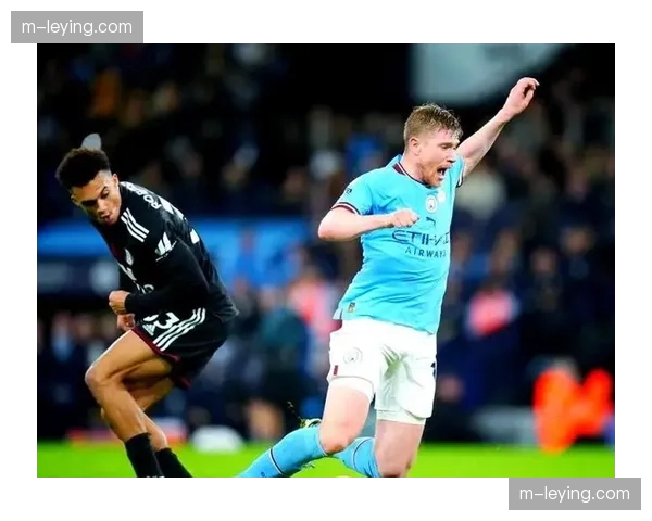 终场哨响，曼城球员相拥庆祝天王山之战关键胜利