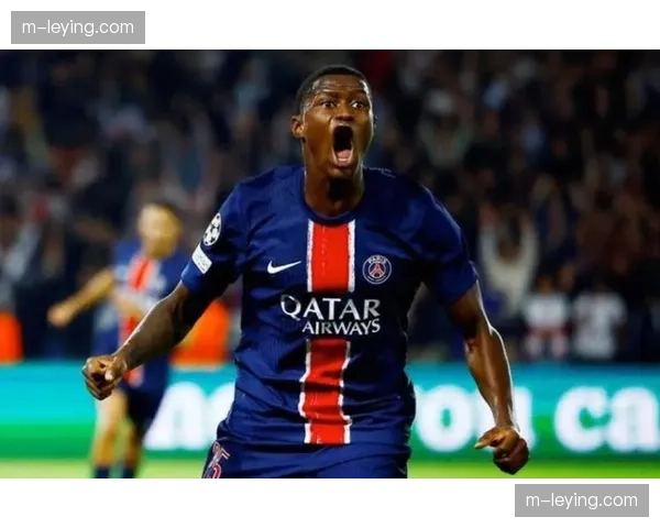 巴黎左后卫努诺-门德斯奉献教科书级别防守，准确判断奥利塞技术特点